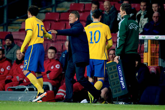  Zlatan Ibrahimovic, Sverige, blir utbytt, Marcus Allbäck, assisterande förbundskapten. Byte.