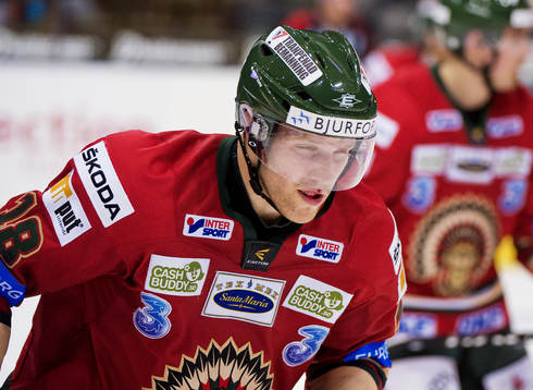 Fredrik Sjöström, Frölunda, fick pucken på