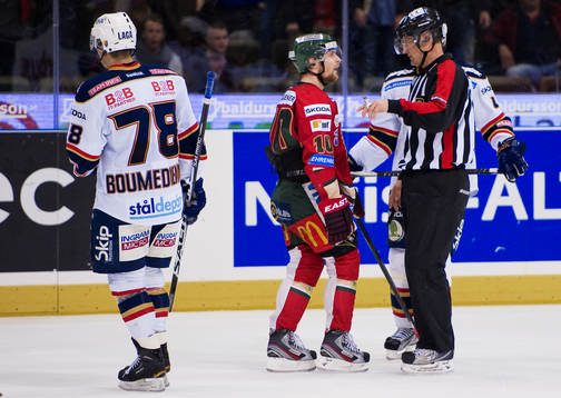 Fredrik Pettersson, Frölunda, diskuterar med domare