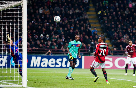 Robinho, AC Milan, ser bollen gå precis utanför målet