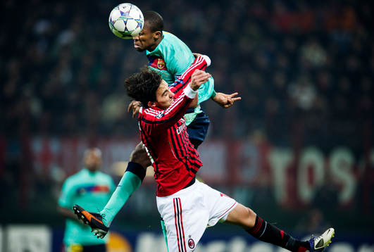 Seydou Keita, Barcelona, vinner en luftduell mot Alberto