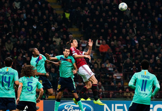 Seydou Keita och Sergio Busquets, Barcelona, går in i en