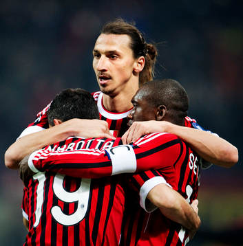 Gianluca Zambrotta och Clarence Seedorf kramar om Zlatan