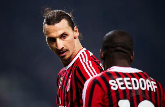 Zlatan Ibrahimovic pratar med Clarence Seedorf, AC Milan