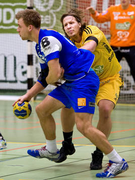 Emil Berggren, Sävehof, håller undan Hampus Asp,