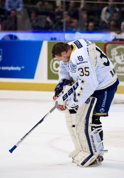 Andreas Andersson, målvakt, grejar med sin hjälm