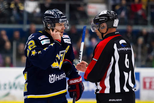 David Petrasek, HV71 i samtal med domare Sören Persson