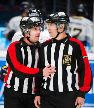Patrik Sjöberg, domare, och Sören Persson, domare