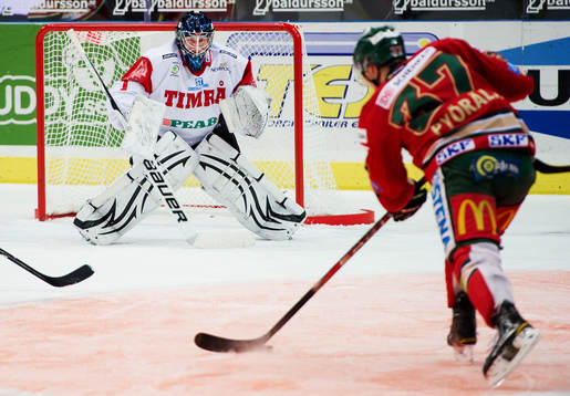 Mika Pyörälä, Frölunda, laddar för skott mot Aleksis