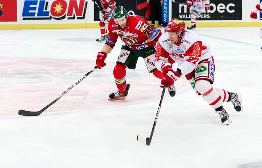 Joel Lundqvist, Frölunda jagar Martin Röymark, Timrå