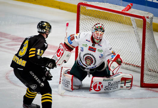 Frederik Andersen, målvakt Frölunda håller i pucken