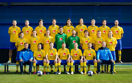 Bak fr.v. Olof Mellberg, Mikael Antonsson, Mikael Lustig,