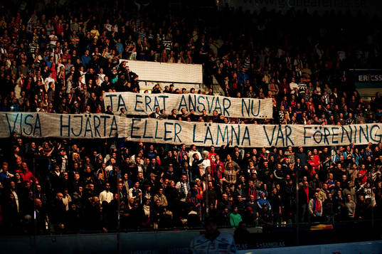 Djurgårdens klack med banderollen med budskapet: "Ta erat