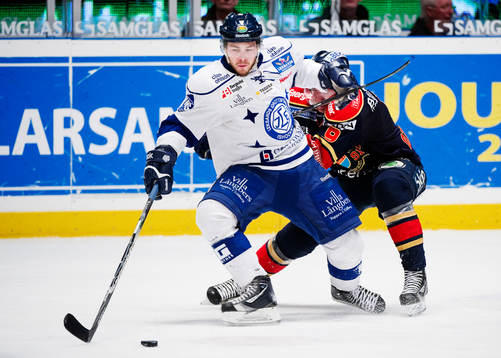 Mads Bödker, Leksand, tappar pucken i en duell med