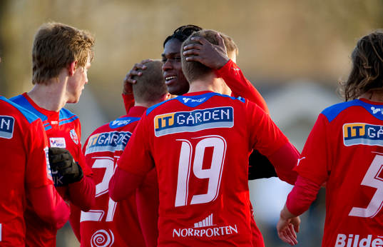  Joseph Baffo kramar om Alfred Finnbogasson efter hans mål, Helsingborg, jubel.
