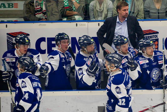 Tommy Salo, tränare och Leksands spelare jublar, jubel
