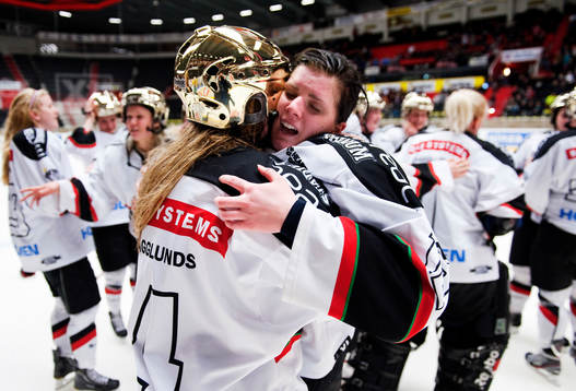 Malin Axelsson och Emma Nordin, Modo, kramar om varandra.