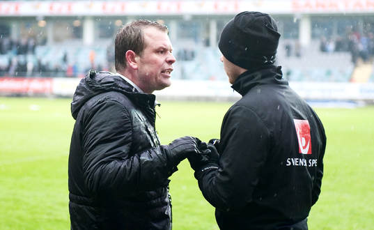 Mikael Stahre, tränare, Göteborg, pratar med