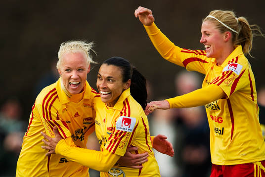  Caroline Seger, Marta och Kirsten van de Ven, Tyresö, jubel efter 5-0-målet.