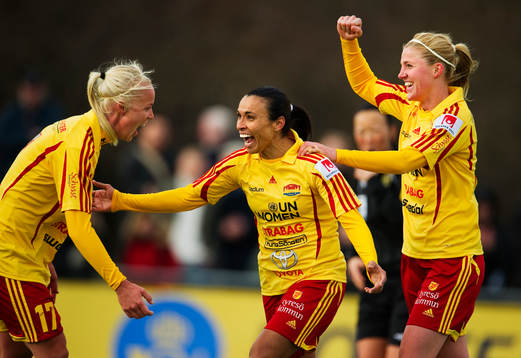  Caroline Seger, Marta och Kirsten van de Ven, Tyresö, jubel efter 5-0-målet.