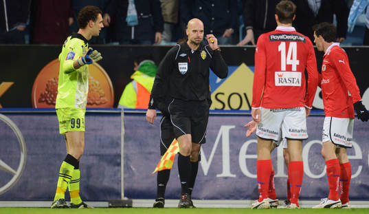  domare Stefan Johannesson dömer först straff men tar sen tillbaka domslutet efter att ha rådfrågat assisterande domare.
