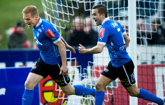  1-0 Gudjon Baldvinsson, Halmstad, som grattas av Kristinn Steinthorsson