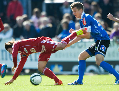   Gheorghe Andronic, Degerfors, bringas på fall av Joakim Wrele, Halmstad