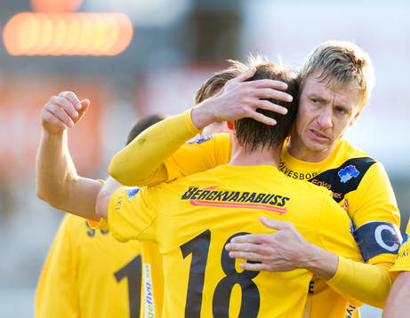  1-0 Pär Ericsson, Mjällby, grattas av Patrik Rosengren