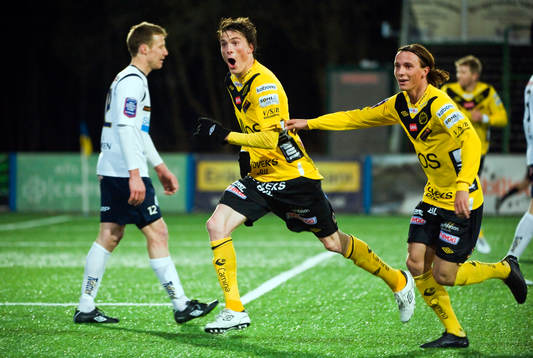  Daniel Bernhardsson, Gefle, Lasse Nilsson och Niklas Hult, Elfsborg, jubel efter 1-2.
