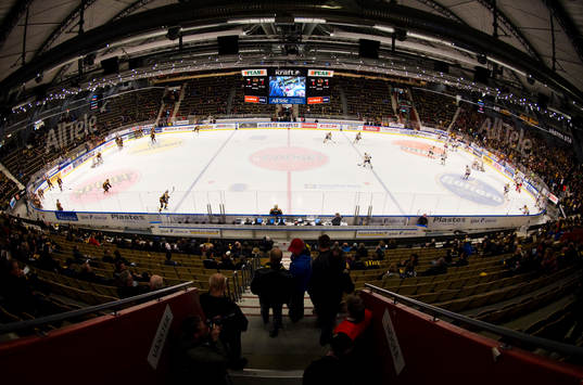 Skellefteå Kraft Arena, interiör. Lagen värmer upp
