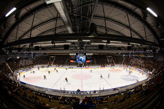 Skellefteå Kraft Arena, interiör. Lagen värmer upp