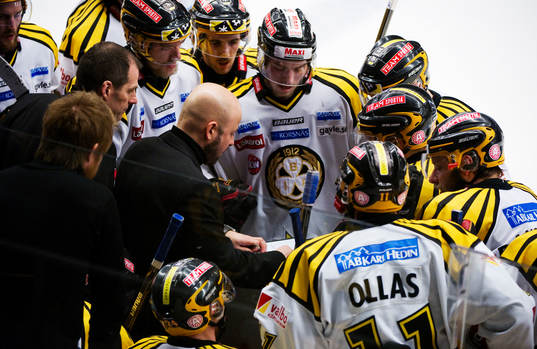 Tommy Jonsson, tränare, Brynäs, tar en timeout i slutet