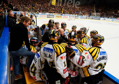 Tommy Jonsson, tränare, Brynäs, tar en timeout i slutet