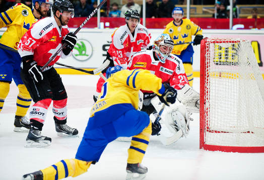 Reto Berra, målvakt, Schweiz, räddar ett skott från