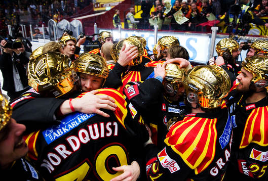Brynäs-spelarna kramar om varandra