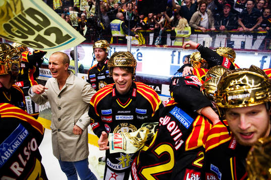 Emil Molin, Brynäs, i mitten. Svenska Mästare 2012,