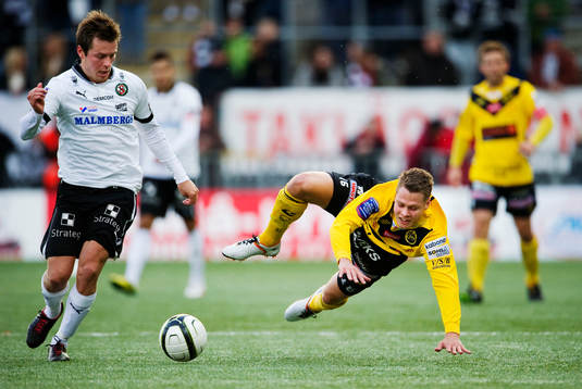  Armend Alimi, Örebro, får Viktor Claesson, Elfsborg, på fall.
