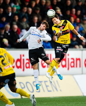 Valdet Rama, Örebro, förlorar en luftduell mot Stefan