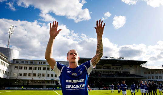  Christian Brink, GIF Sundsvall jubel efter slutsignal.