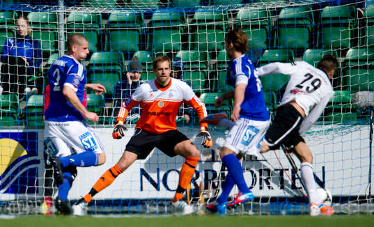 Oscar Berglund, målvakt, GIF Sundsvall, ser Valdet Rama,