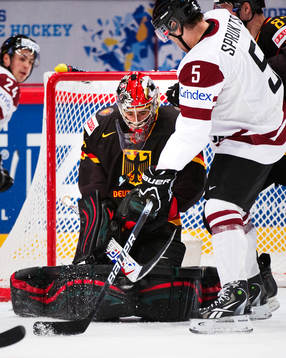 Dennis Endras, målvakt, Tyskland, och Janis Sprukts,