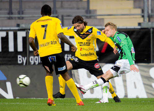  Jakob Olsson, GAIS, gör 2-2 på övertid, Pavel Zavadil, Mjällby.