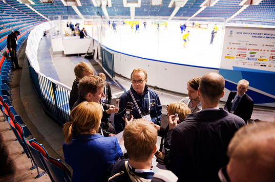 Pär Mårts, förbundskapten, pratar med media