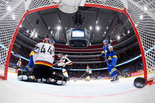 Johan Franzén och Loui Eriksson, Sverige, ser 3-1-pucken