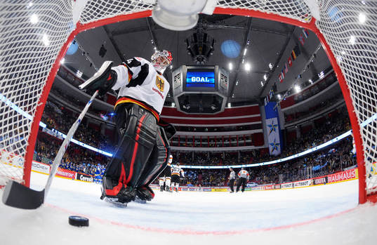 Dennis Endras, målvakt, Tyskland, tar ur pucken ur målet