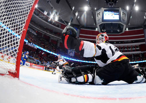 Viktor Stålberg, Sverige, skjuter in 2-1 bakom Dennis
