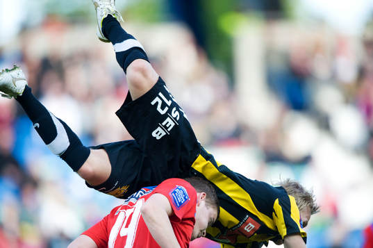  Oscar Lewicki, Häcken flyger över Alfred Finnbogasson, Helsingborg