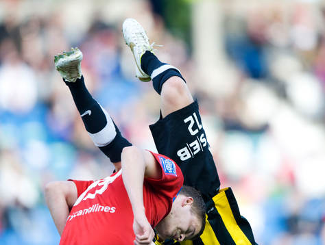  Oscar Lewicki, Häcken flyger över Alfred Finnbogasson, Helsingborg