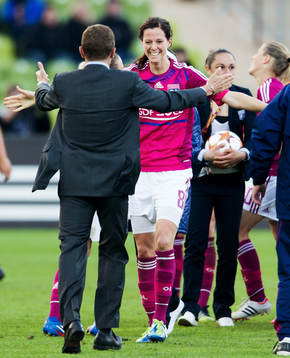 Lotta Schelin, Olympique Lyonnais, kramar om sin tränare