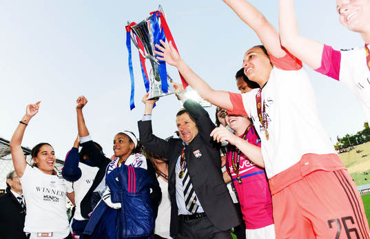 Patrice Lair, tränare Olympique Lyonnais. Höjer pokalen,